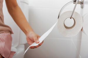 Врач раскрыл, чем опасно долгое сидение на унитазе