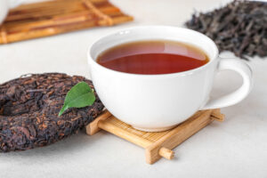 Диетолог раскрыла, кому опасно пить чай пуэр