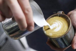 Хирург назвал напиток, провоцирующий варикозное расширение вен