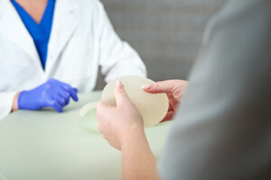 Хирург ответила на важнейший вопрос о грудных имплантах