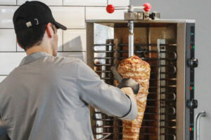 «Калорийная бомба»: врач назвала самый вредный ингредиент шаурмы