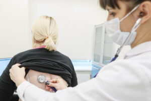 Россиянам объяснили, что делать при длительном кашле