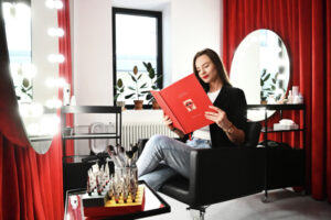 Стилист рассказал о трендовых оттенках окрашивания волос на зиму