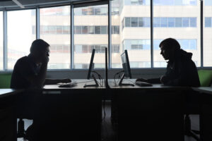 Врач объяснил, почему сидячая работа может быть опаснее тяжелого труда