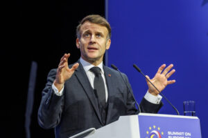 Макрон опроверг возможную отправку военных на Украину