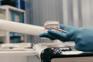 Стоматолог предупредила об опасности фальшбрекетов