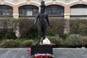 В Париже открыли памятник Александру Пушкину