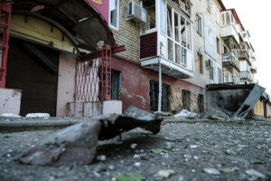 Жители Запорожской области распродают квартиры по цене смартфона