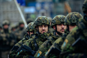 Солдат НАТО начали учить русскому языку