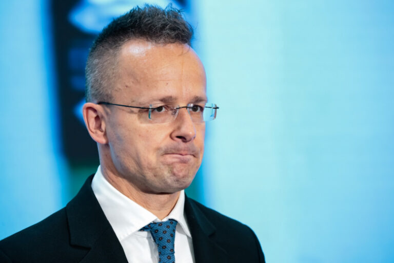 «Кто их тратит?»: Сийярто спросил Киев о деньгах, перевозимых через Венгрию