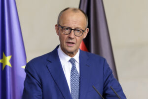 Мерц передразнил Трампа и сорвал овации на съезде партии