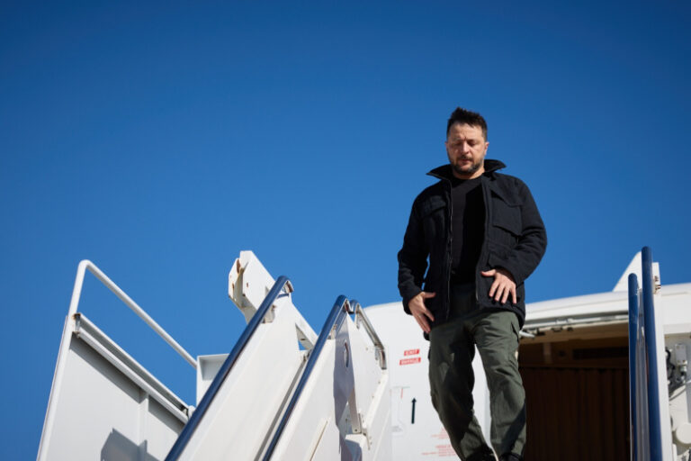 Зеленский прилетел в Париж