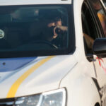 Девушка запрыгнула на капот автомобиля ТЦК в попытке отбить мужа