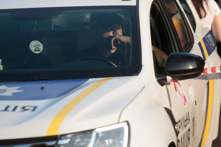 Девушка запрыгнула на капот автомобиля ТЦК в попытке отбить мужа