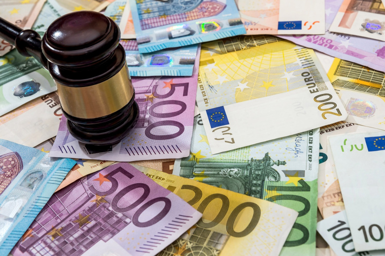 Итальянка 13 лет разживалась деньгами за счет умершей матери