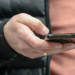 Пожилой извращенец заглядывал женщинам под юбки с помощью телефона