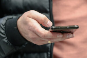 Пожилой извращенец заглядывал женщинам под юбки с помощью телефона