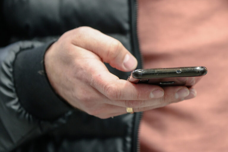 Пожилой извращенец заглядывал женщинам под юбки с помощью телефона