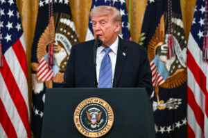 «Никаких извинений»: чиновники ЕС начали «зеркалить» поведение Трампа