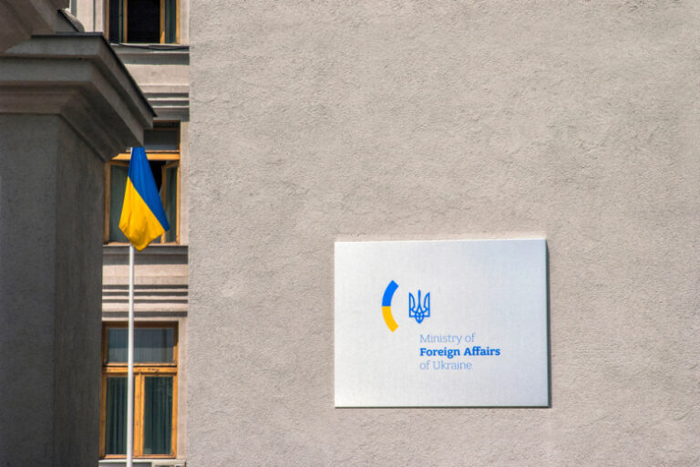 Взрыв выбил стекла в здании МИД Украины в Киеве