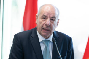 Президент Венгрии подписал закон против самого себя