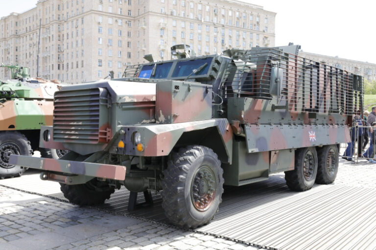 Российский «Ланцет» поразил бронемашину Bushmaster с личным составом ВСУ