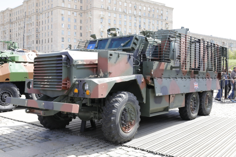 Российский «Ланцет» поразил бронемашину Bushmaster с личным составом ВСУ