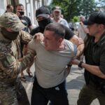 Водитель грузовика пошел на таран автомобиля ТЦК