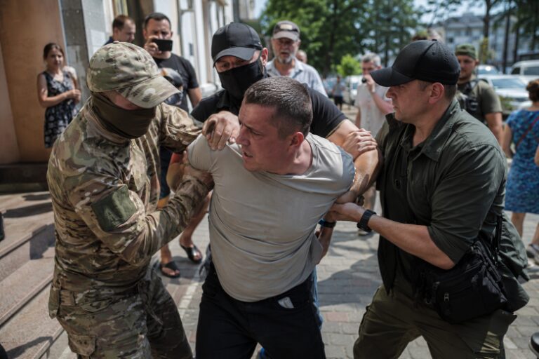 Водитель грузовика пошел на таран автомобиля ТЦК