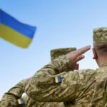 На Украине мужчин забирают в армию сразу по возвращении в страну