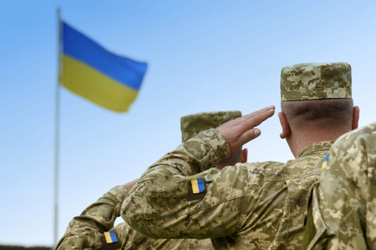На Украине мужчин забирают в армию сразу по возвращении в страну