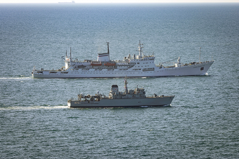 Британский тральщик HMS Cattistock сопровождает океанографическое исследовательское судно «Адмирал Владимирский» в Ла-Манше, 2025 год